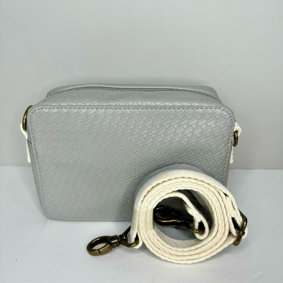 Thirty-One Boutique Crossbody Bag in Whisper Grey Basketweave - Picture 2 of 10